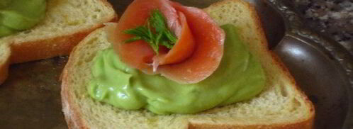 чесночные гренки с муссом из авокадо и лососем. Шаг 5