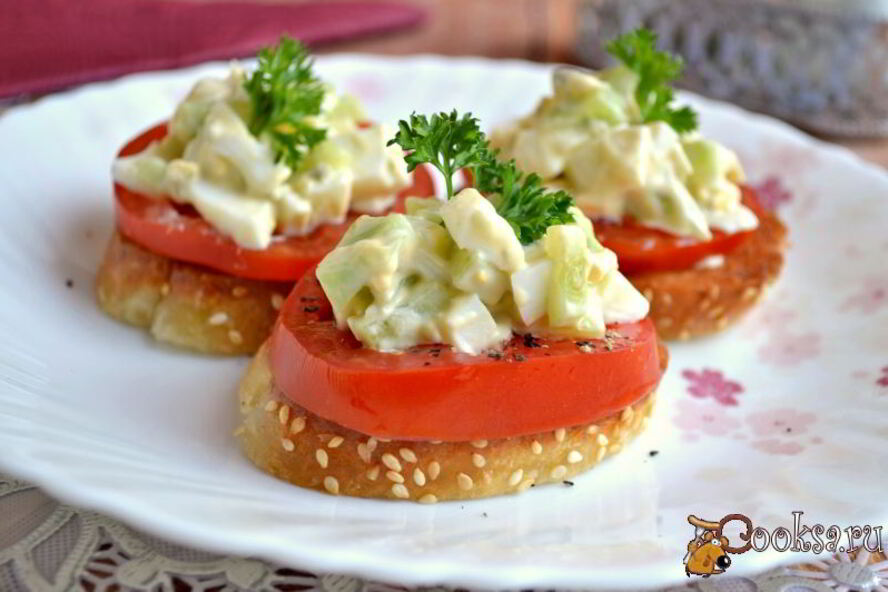 Рецепт чесночных гренков с помидорами и яично-огуречным салатом