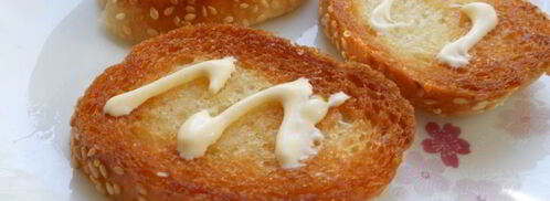 чесночные гренки с помидорами и яично-огуречным салатом. Шаг 5