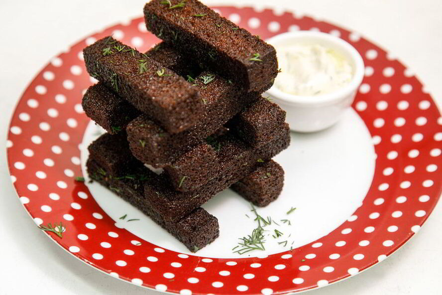 Рецепт чесночных гренков с соусом