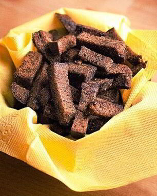 Чесночные гренки в духовке к пиву