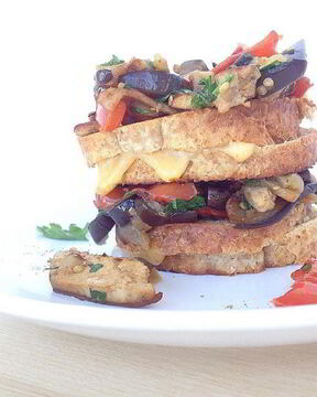 Двойные гренки без яиц с овощами