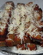 Гренки из черного хлеба с сыром и чесноком