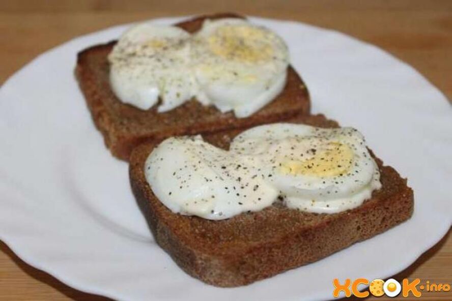 Рецепт гренков из черного хлеба с вареным яйцом