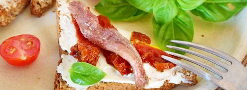 гренки с анчоусами, вялеными томатами и сливочным сыром. Шаг 16