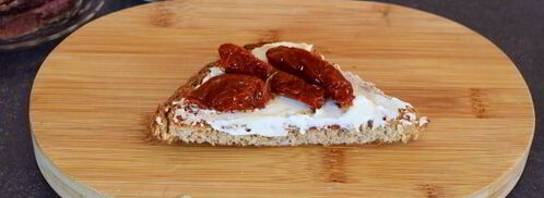 гренки с анчоусами, вялеными томатами и сливочным сыром. Шаг 11