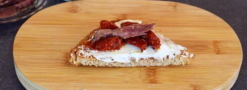 гренки с анчоусами, вялеными томатами и сливочным сыром. Шаг 12