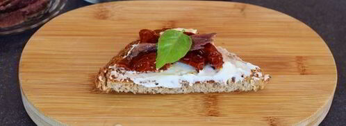 гренки с анчоусами, вялеными томатами и сливочным сыром. Шаг 13