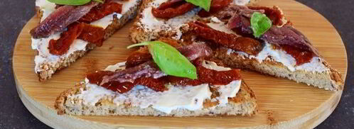 гренки с анчоусами, вялеными томатами и сливочным сыром. Шаг 14