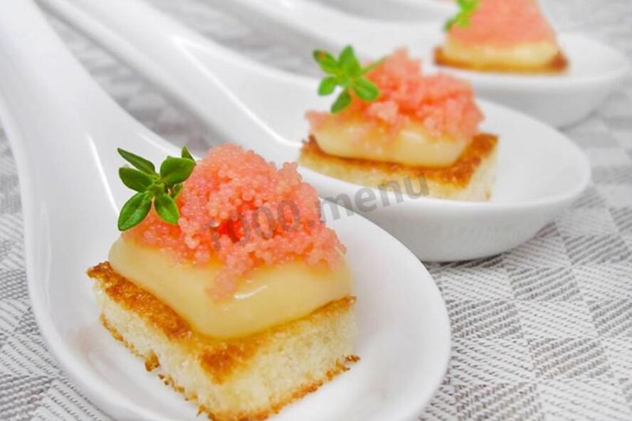 Рецепт гренков с красной икрой мойвы