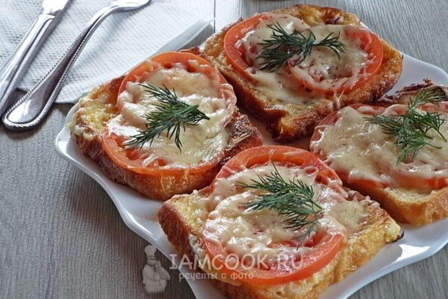 Рецепт гренков с помидорами и сыром