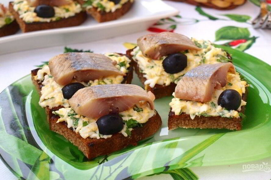 Рецепт гренков с яйцом и селедкой