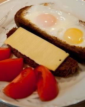 Гренки с яйцом и сыром