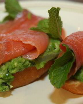 Гренки с зеленым горошком, семгой и мятой