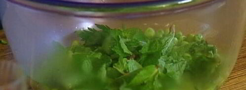 гренки с зеленым горошком, семгой и мятой. Шаг 8