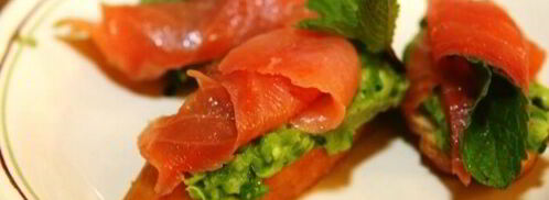 гренки с зеленым горошком, семгой и мятой. Шаг 9