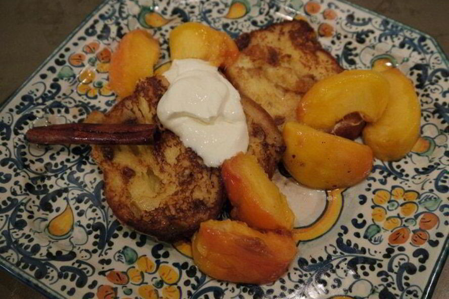 Рецепт сладких гренков с томлеными персиками