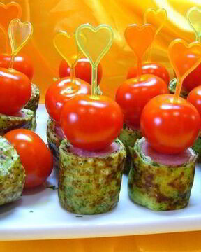 Канапе из блинчиков с сосисками и помидорками черри