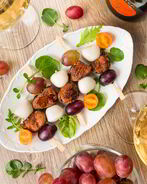 Канапе из острой утки с моцареллой и виноградом