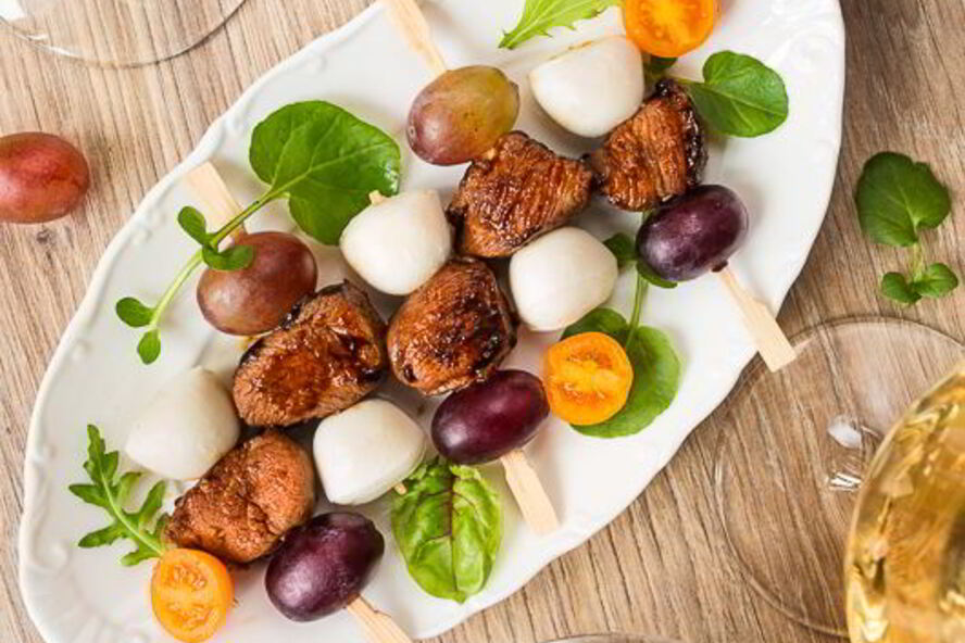 Рецепт канапе из острой утки с моцареллой и виноградом