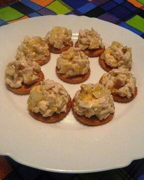 Канапе с ананасами, курицей и апельсинами