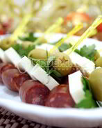 Канапе с копчеными колбасками