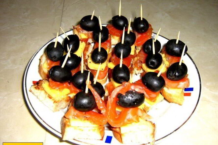 Рецепт канапе с красной рыбой и сыром на шпажках