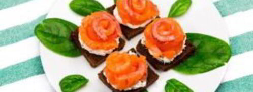 канапе с красной рыбой розочки. Шаг 4
