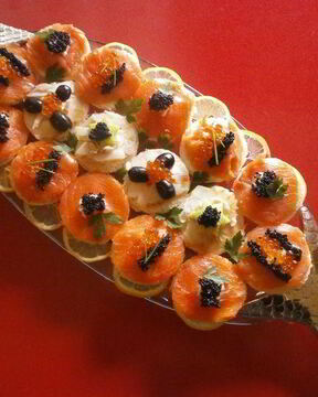 Канапе с лососем и ароматным маслом