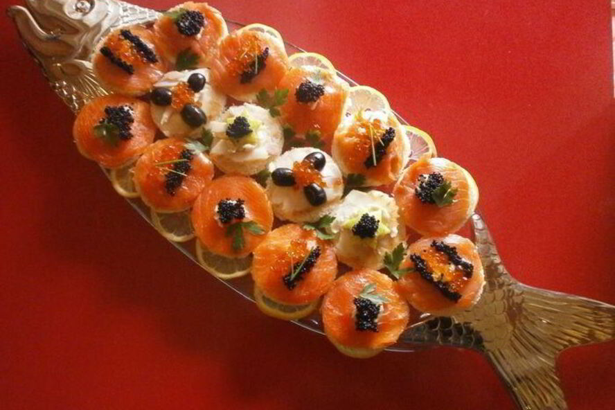 Рецепт канапе с лососем и ароматным маслом