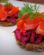 Канапе с лососем и свеклой