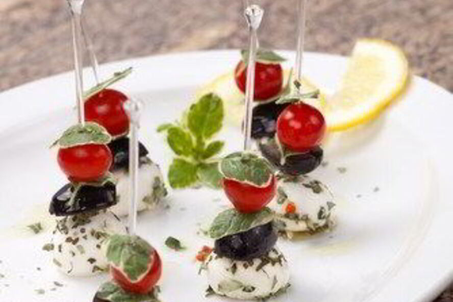 Рецепт канапе с маринованной в цитрусовом соке и фенхеле фетой, оливками и мятой