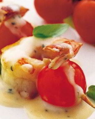 Канапе с норвежским омаром и помидорами с соусом из базилика