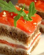 Канапе с подкопченной неркой и творожным сыром