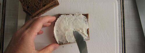 канапе с подкопченной неркой и творожным сыром. Шаг 5