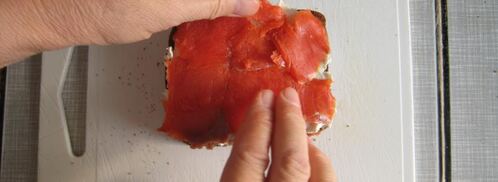 канапе с подкопченной неркой и творожным сыром. Шаг 7