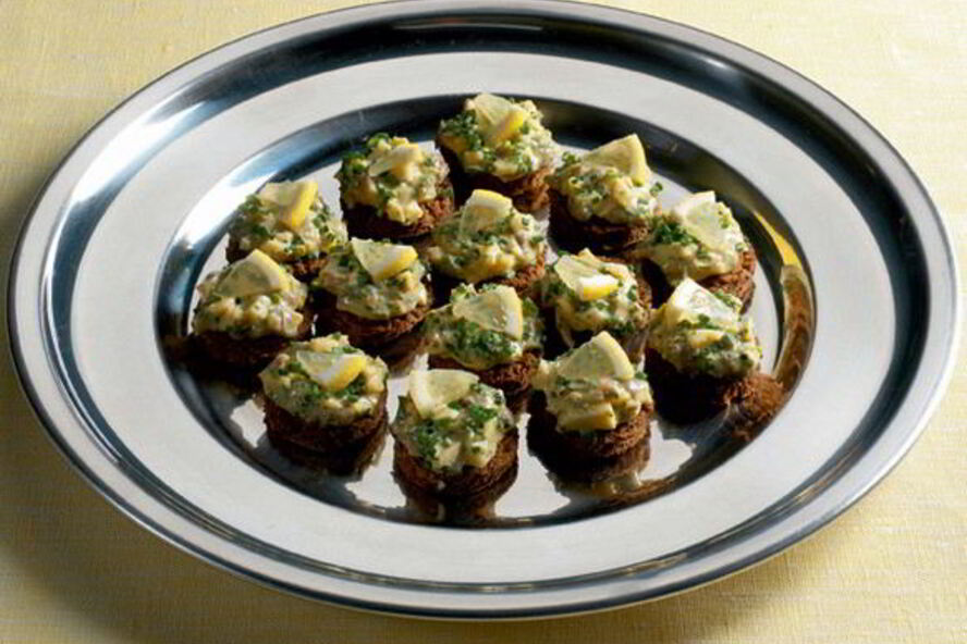 Рецепт канапе с салатом из анчоусов