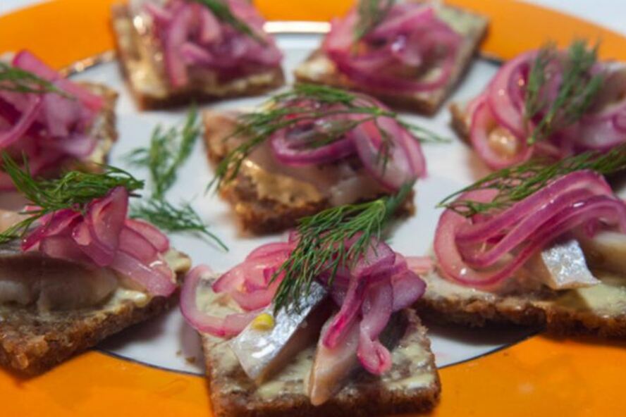 Рецепт канапе с сельдью и красным луком