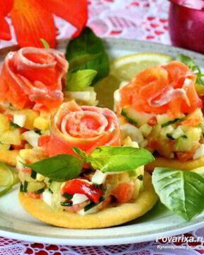 Канапе с семгой и салатом