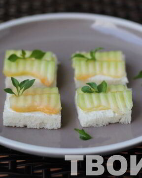 Канапе с сыром и дыней