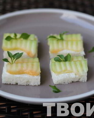 Канапе с сыром и дыней