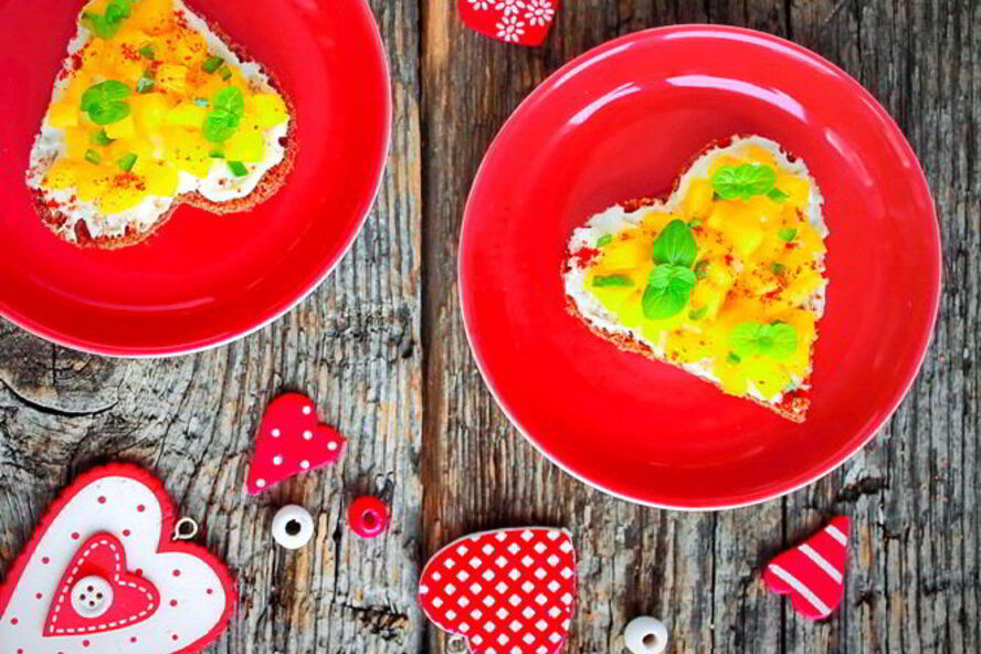 Рецепт канапе с сыром и пряным манго