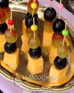 Канапе с сыром и виноградом