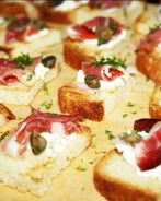 Канапе со шпеком и творожным сыром