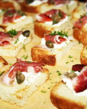 Канапе со шпеком и творожным сыром