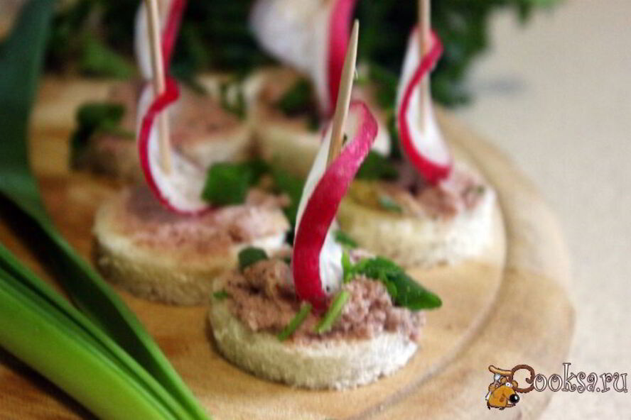 Рецепт канапе со сливочным паштетом из индейки и редисом
