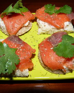 Нежные канапе с копченым лососем