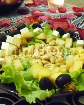 Пикантные канапе с сыром, фруктами и маслинами