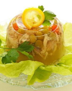 Куриный холодец с горошком