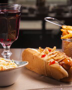 Хот-дог Лакки Лучано с салатом коул слоу и луком фри